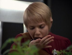 Kes eats bugs. Alright, I guess they've had aliens eating bugs before...