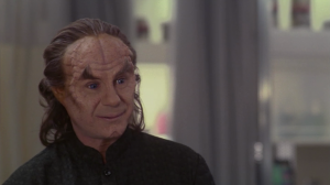 Phlox tries to get T'Pol to admit that she has feelings for Archer