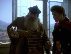 Janeway hangs out with Gimli. I guess it's better than her holonovel