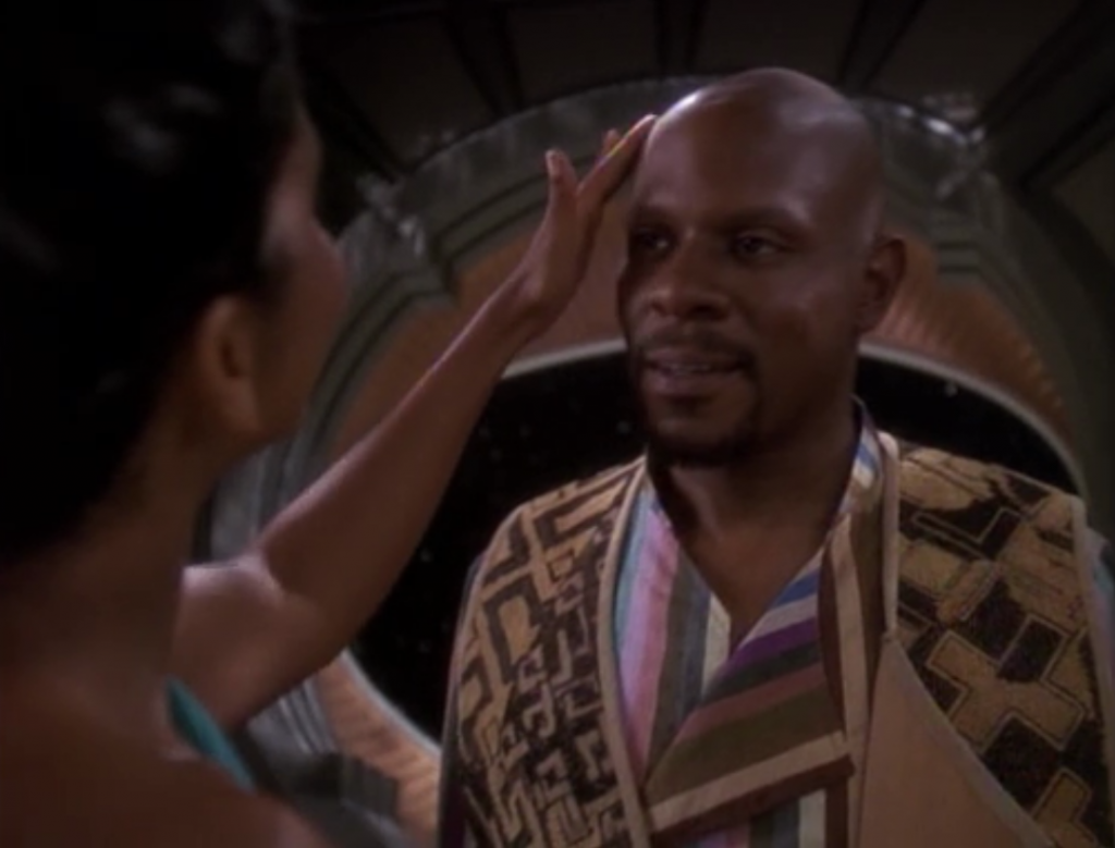 Kassidy touches Sisko's head