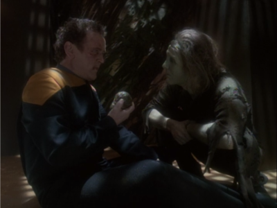 O'Brien tells everyone that he was alone in the imaginary prison, but his flashbacks say otherwise!